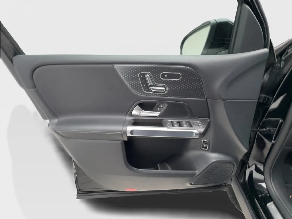 Mercedes-Benz GLB photo 23