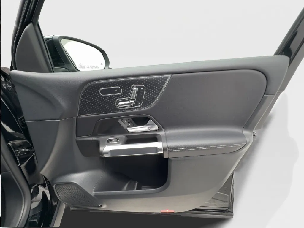 Mercedes-Benz GLB photo 33