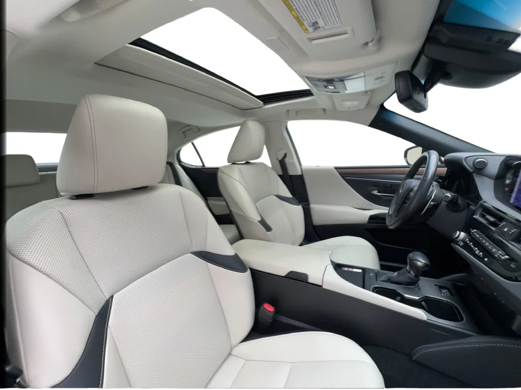 Lexus ES photo 32