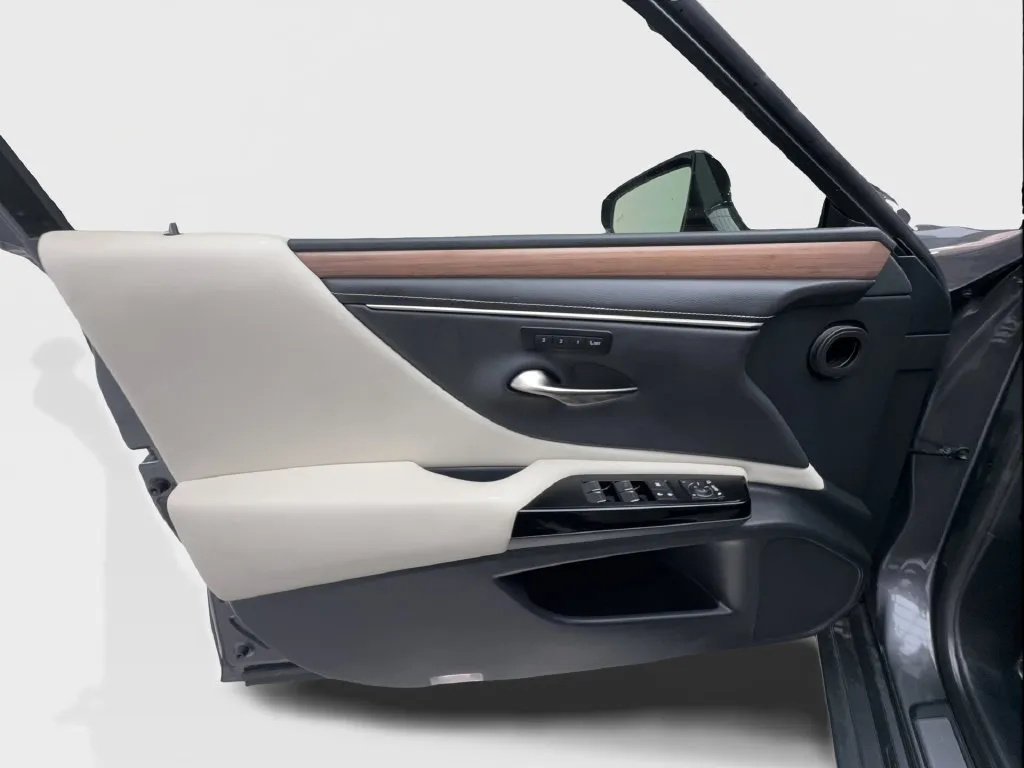 Lexus ES photo 25