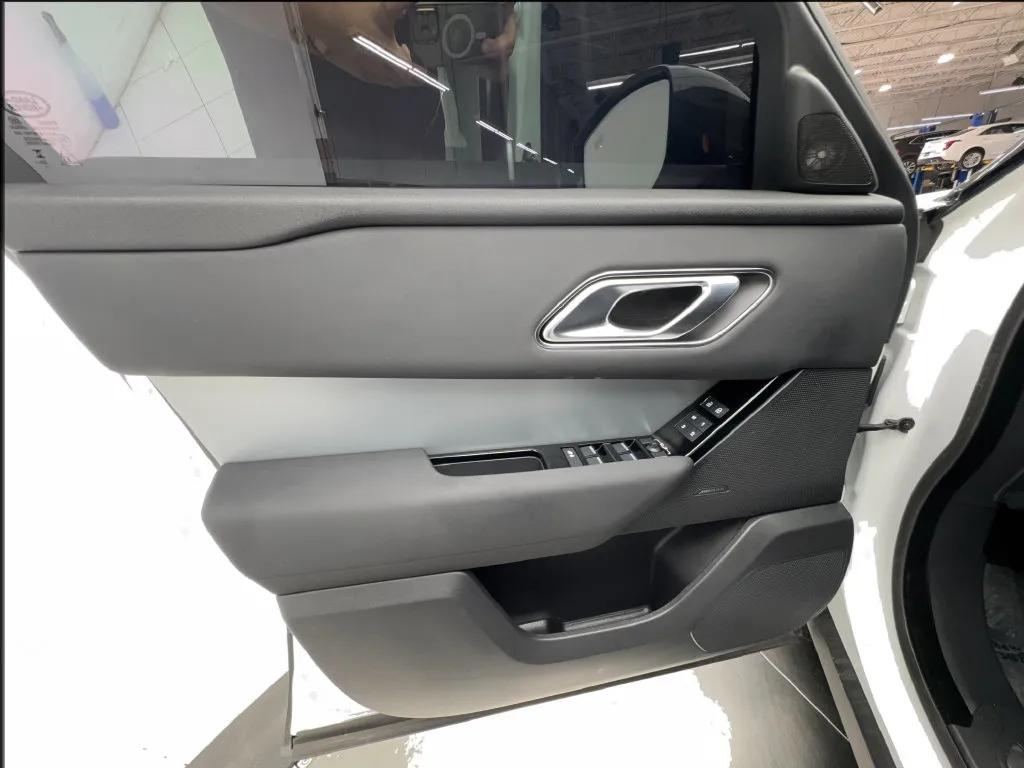 Land Rover Range Rover Velar photo 25