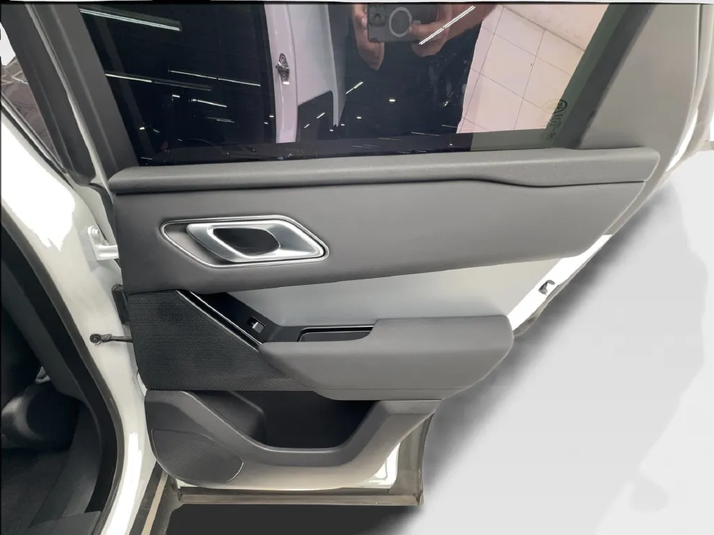 Land Rover Range Rover Velar photo 32