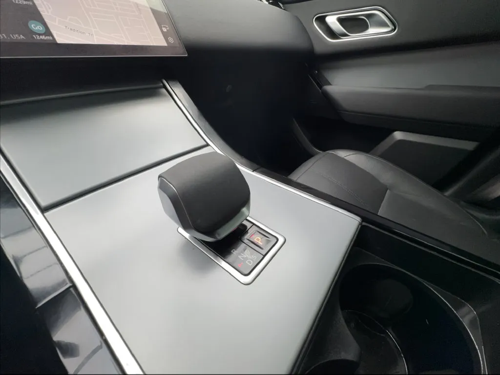 Land Rover Range Rover Velar photo 48