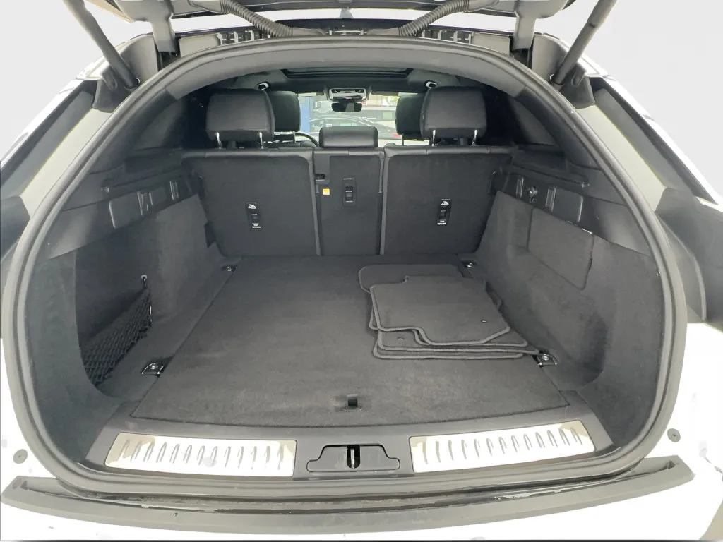 Land Rover Range Rover Velar photo 19