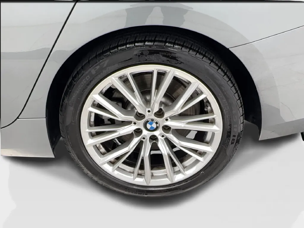 BMW 3 Series photo 14