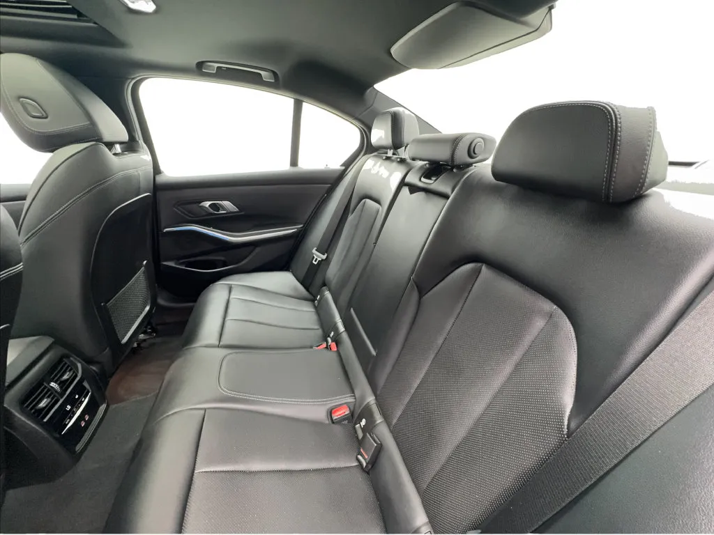 BMW 3 Series photo 27