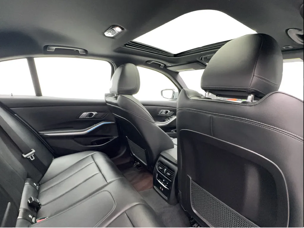 BMW 3 Series photo 30