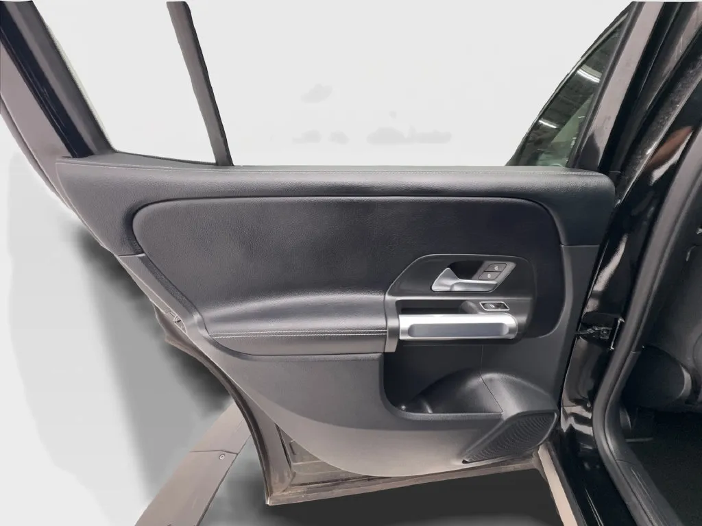 Mercedes-Benz GLB photo 27