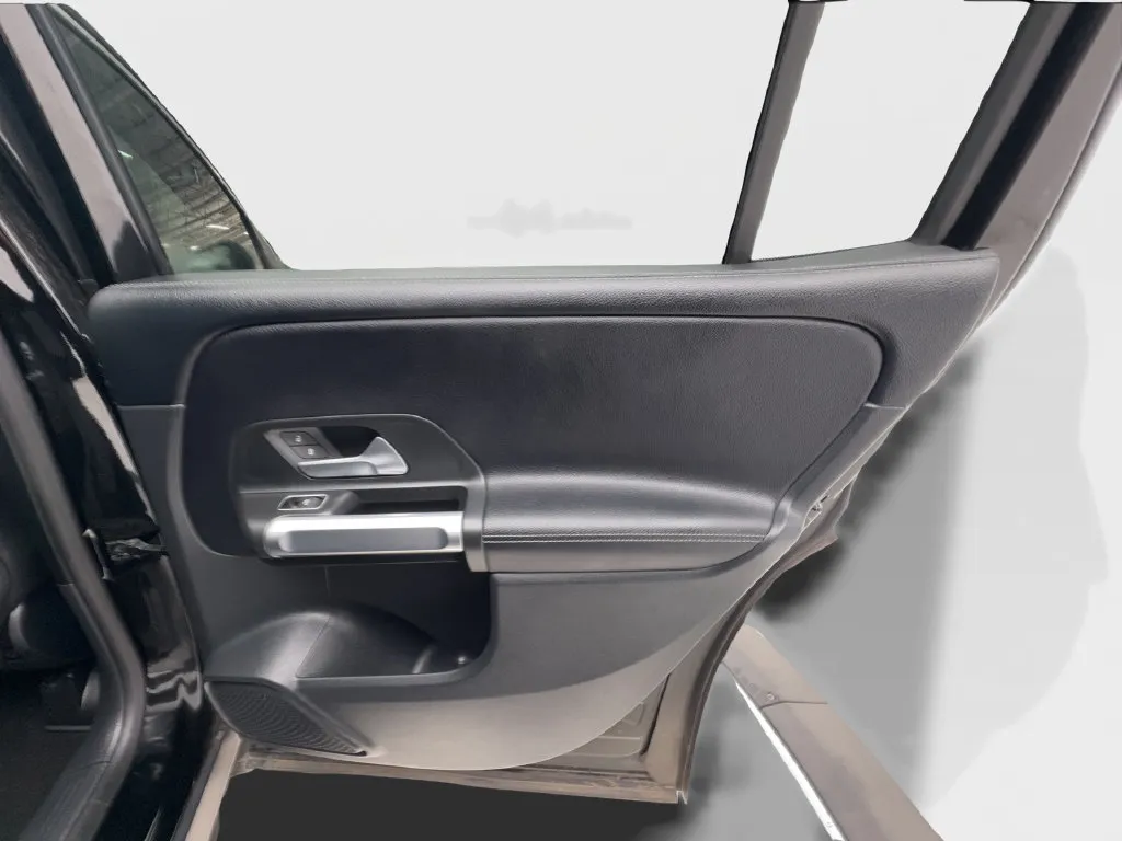 Mercedes-Benz GLB photo 30