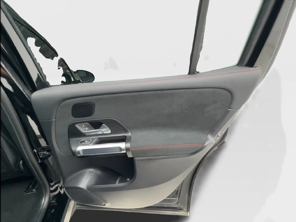 Mercedes-Benz EQB photo 30