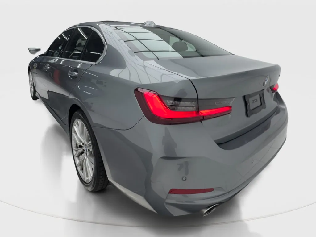 BMW 3 Series photo 11