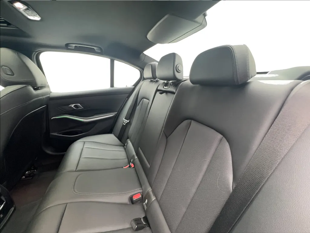 BMW 3 Series photo 28