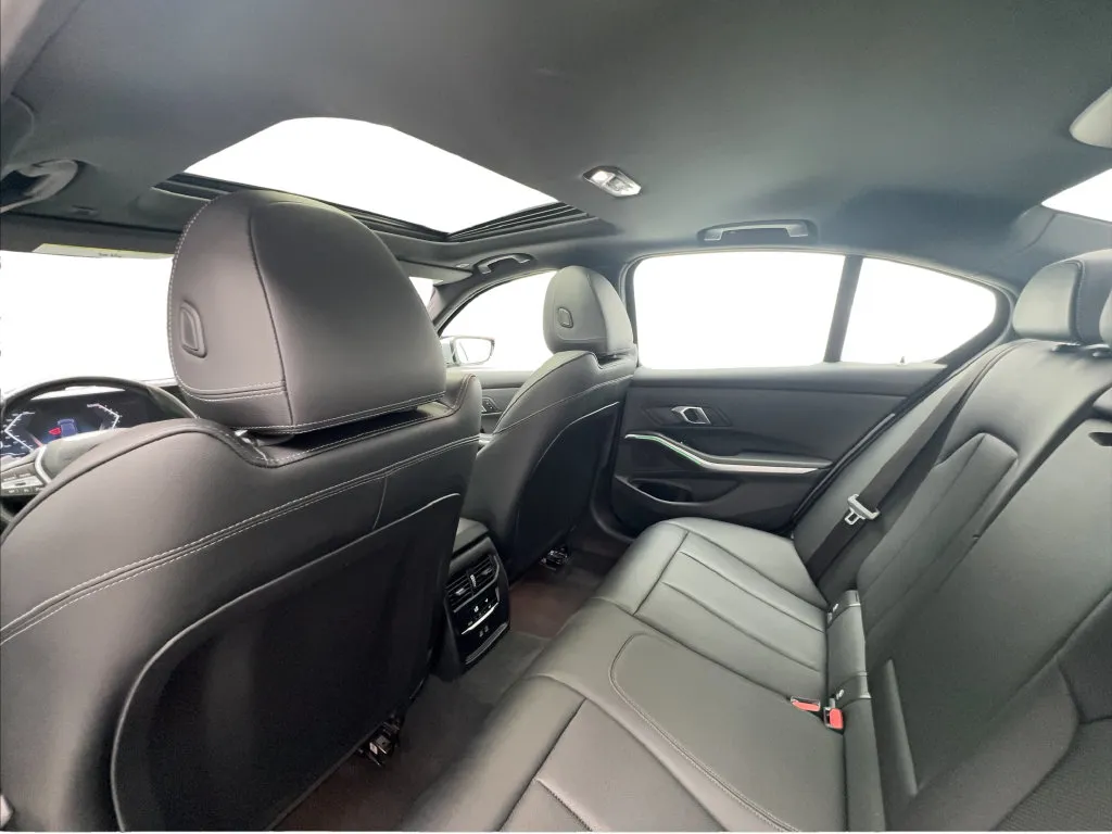 BMW 3 Series photo 27