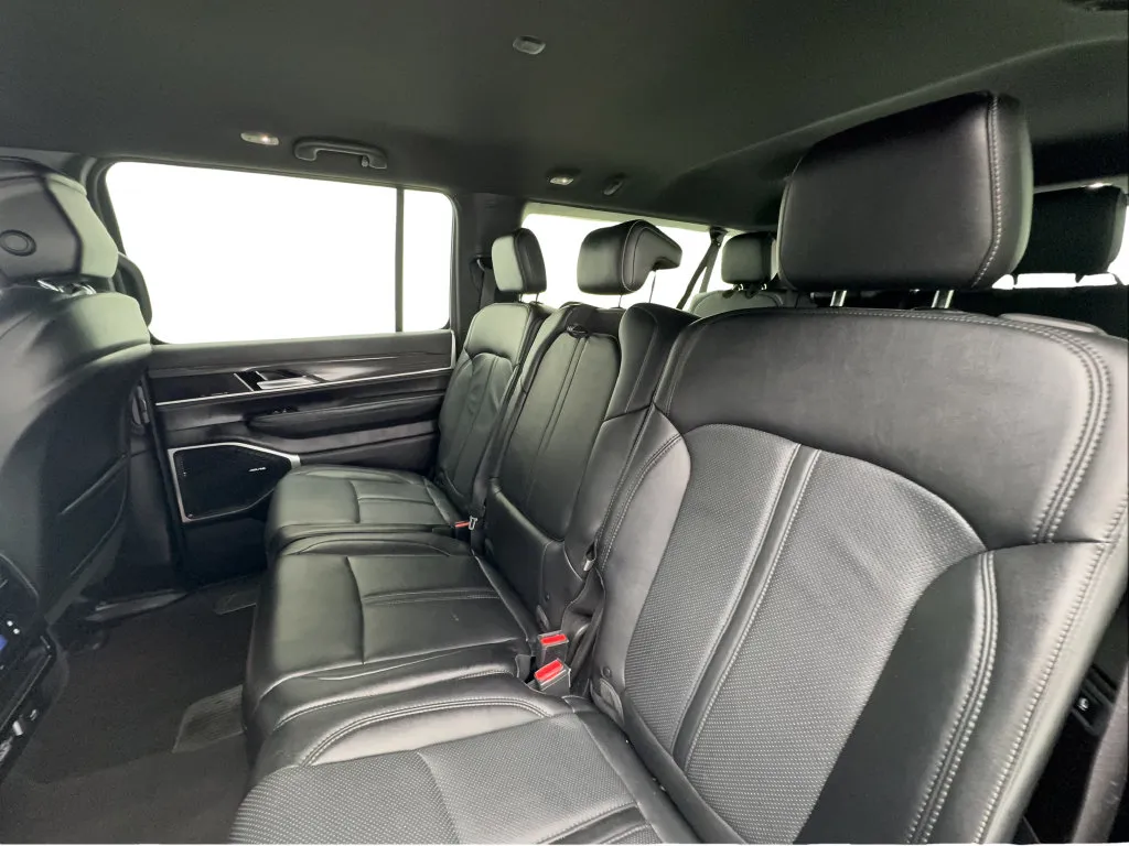 Jeep Wagoneer L photo 26