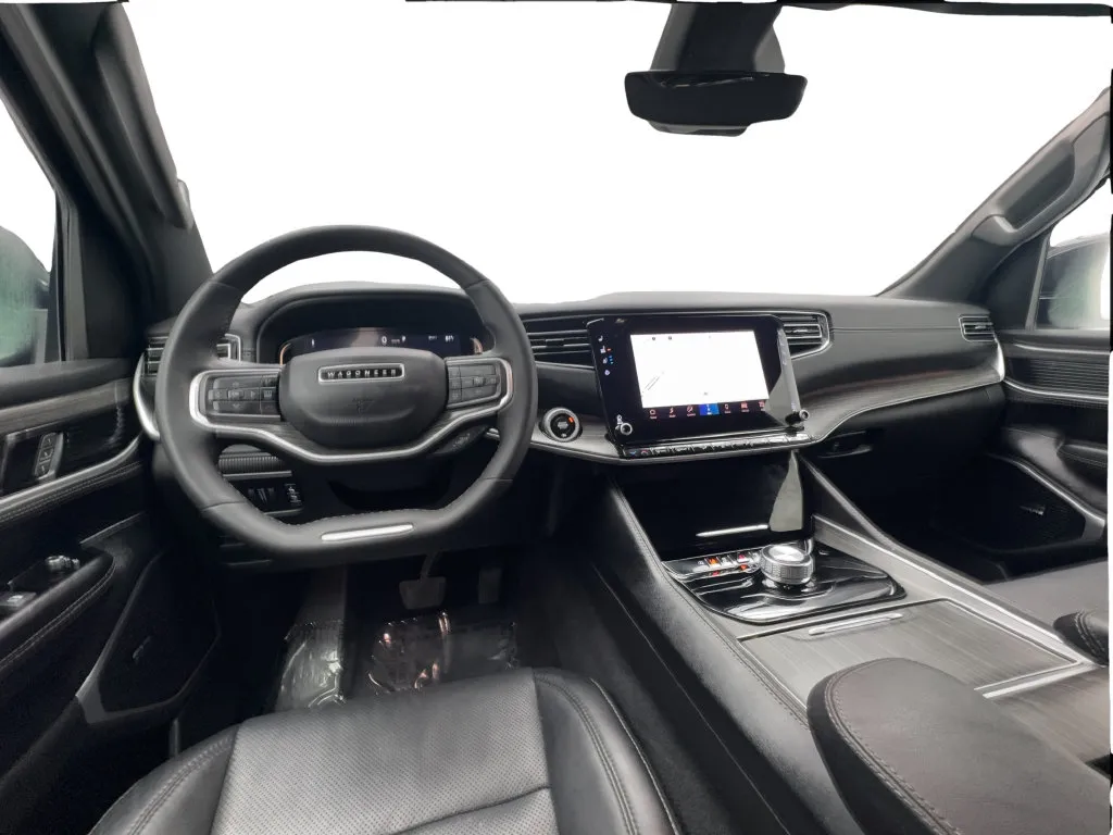 Jeep Wagoneer L photo 39