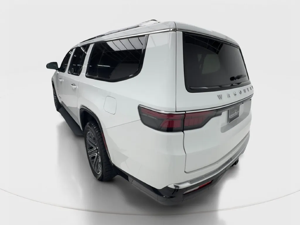 Jeep Wagoneer L photo 8