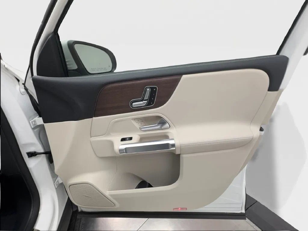 Mercedes-Benz EQB photo 34
