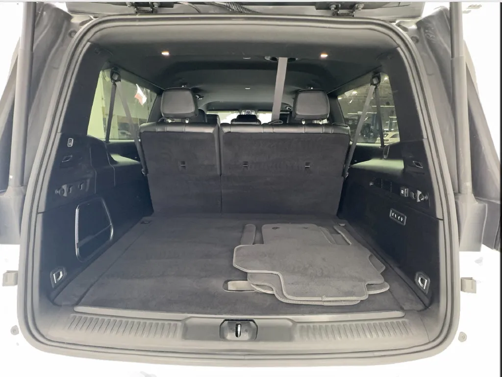 Jeep Wagoneer L photo 18