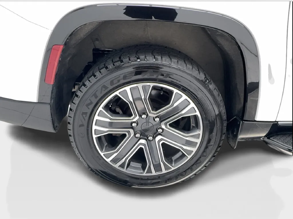 Jeep Wagoneer L photo 16