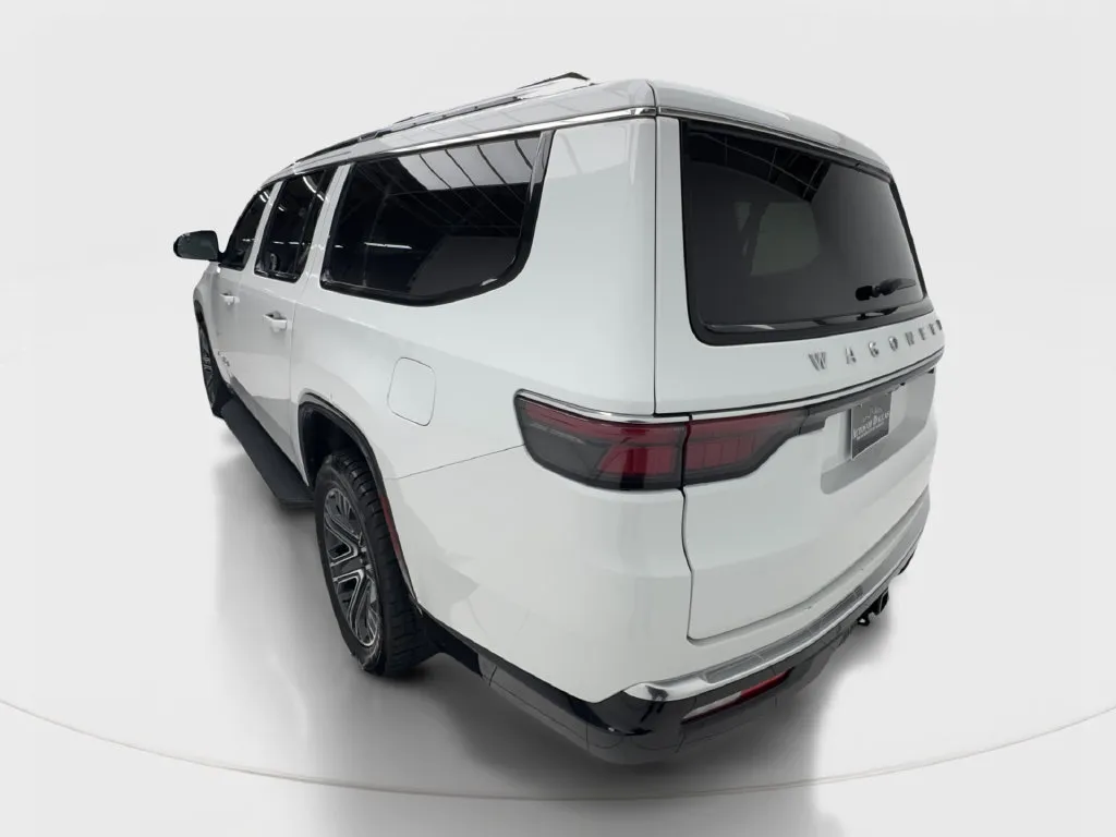 Jeep Wagoneer L photo 11