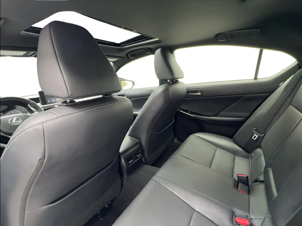 Lexus IS photo 37