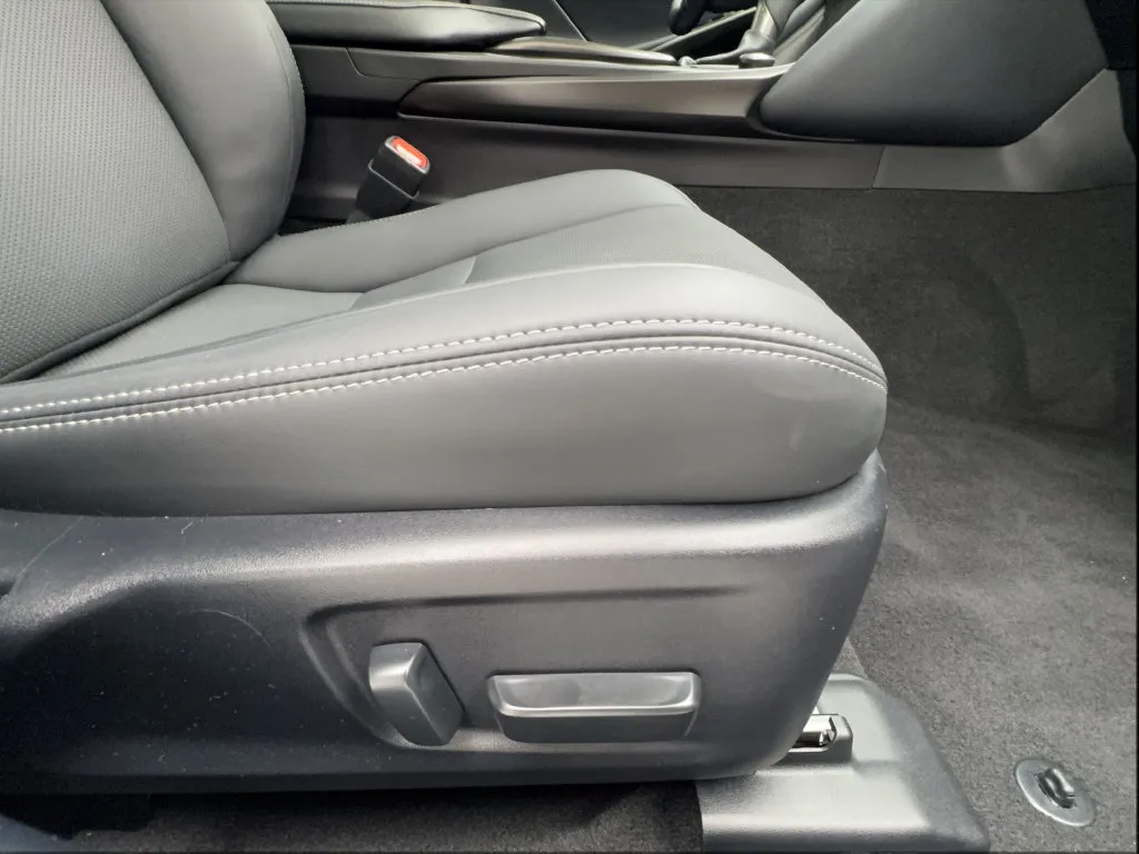 Lexus IS photo 34