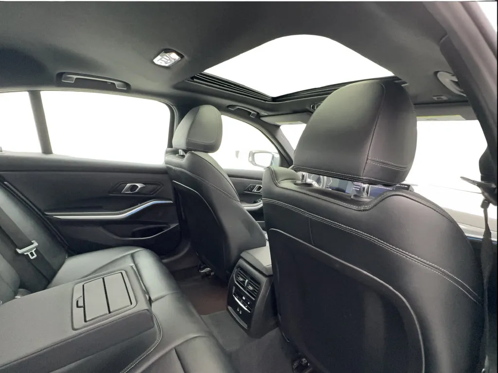 BMW 3 Series photo 29