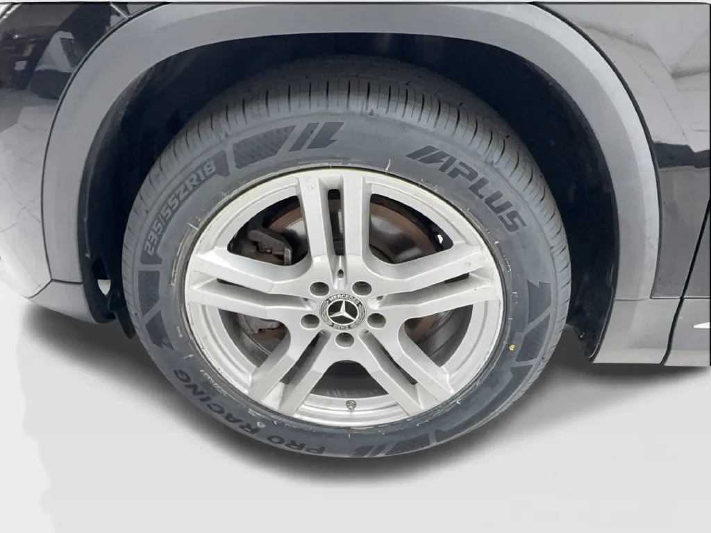 Mercedes-Benz GLA photo 14