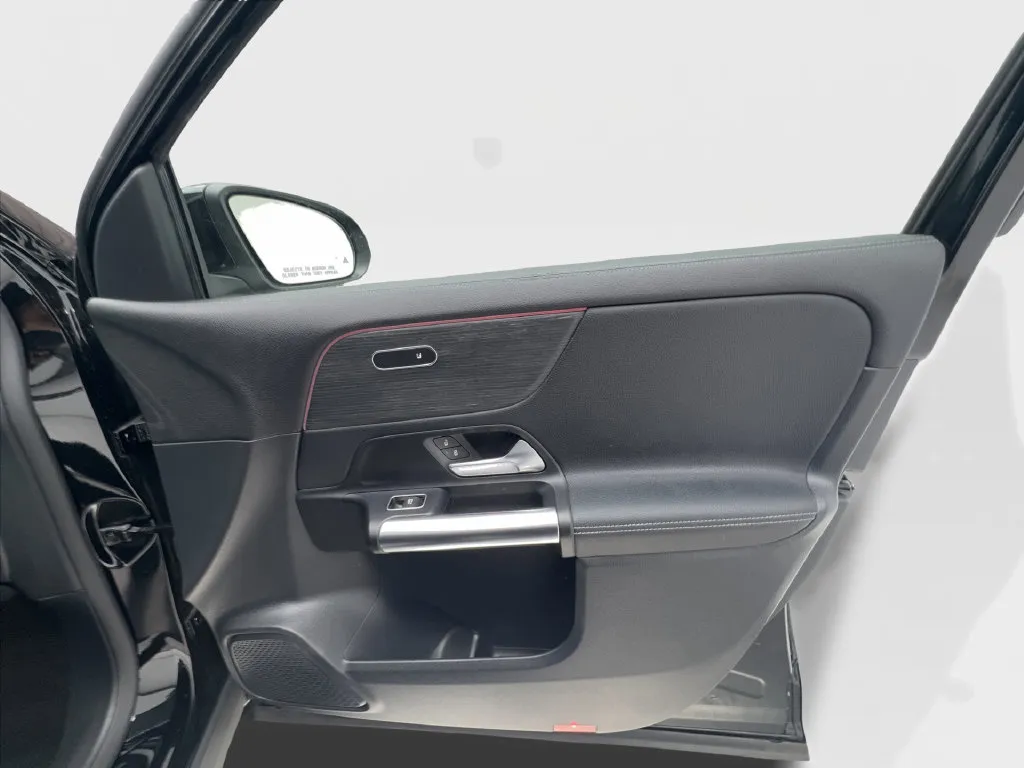 Mercedes-Benz GLA photo 33