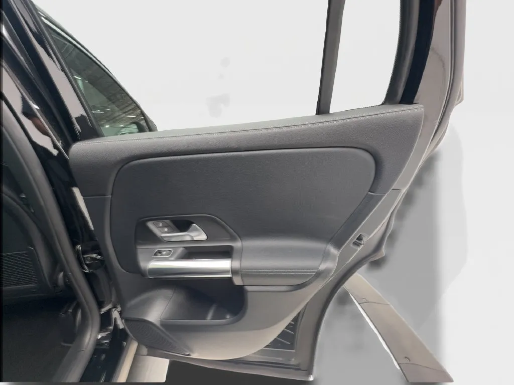Mercedes-Benz GLA photo 29