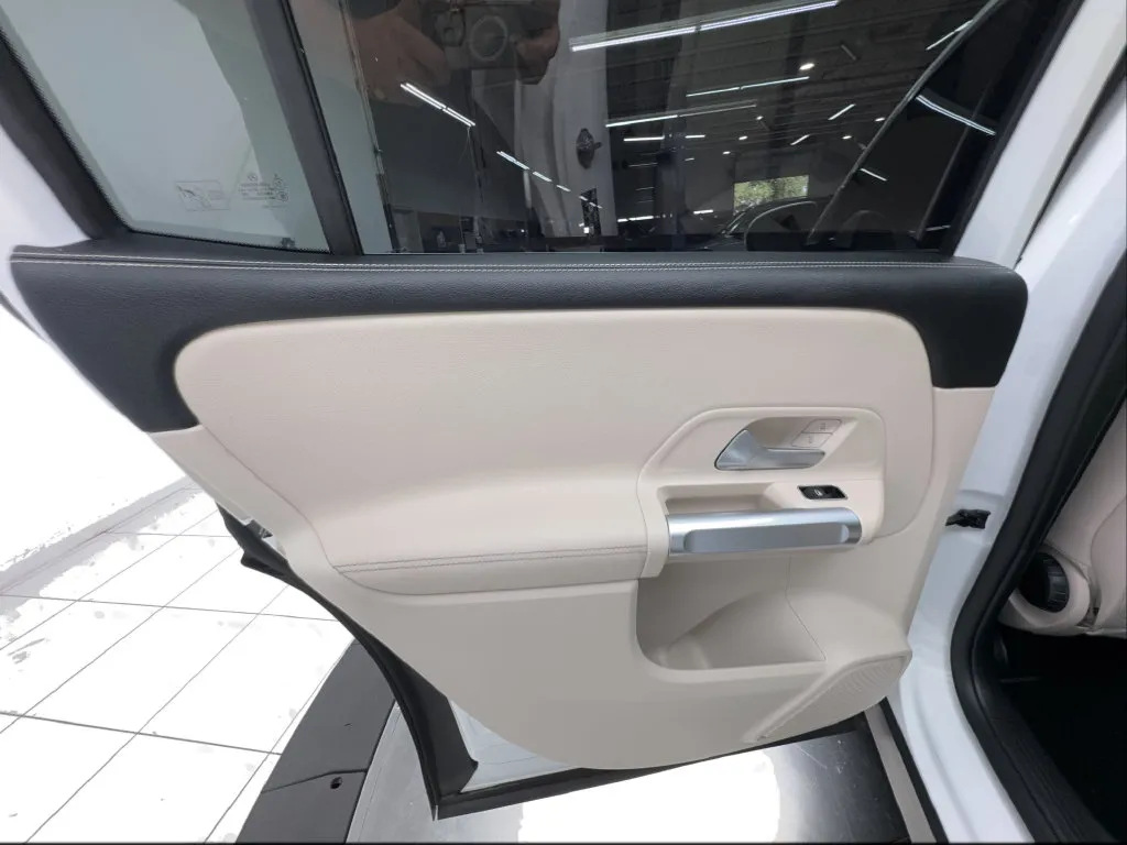 Mercedes-Benz GLB photo 26