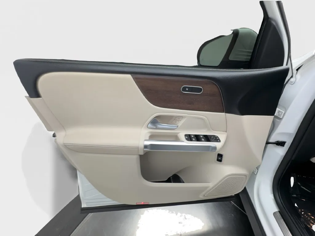 Mercedes-Benz GLB photo 22