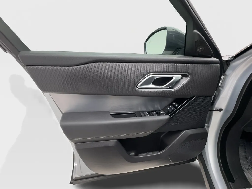 Land Rover Range Rover Velar photo 25
