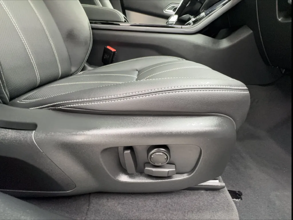 Land Rover Range Rover Velar photo 34
