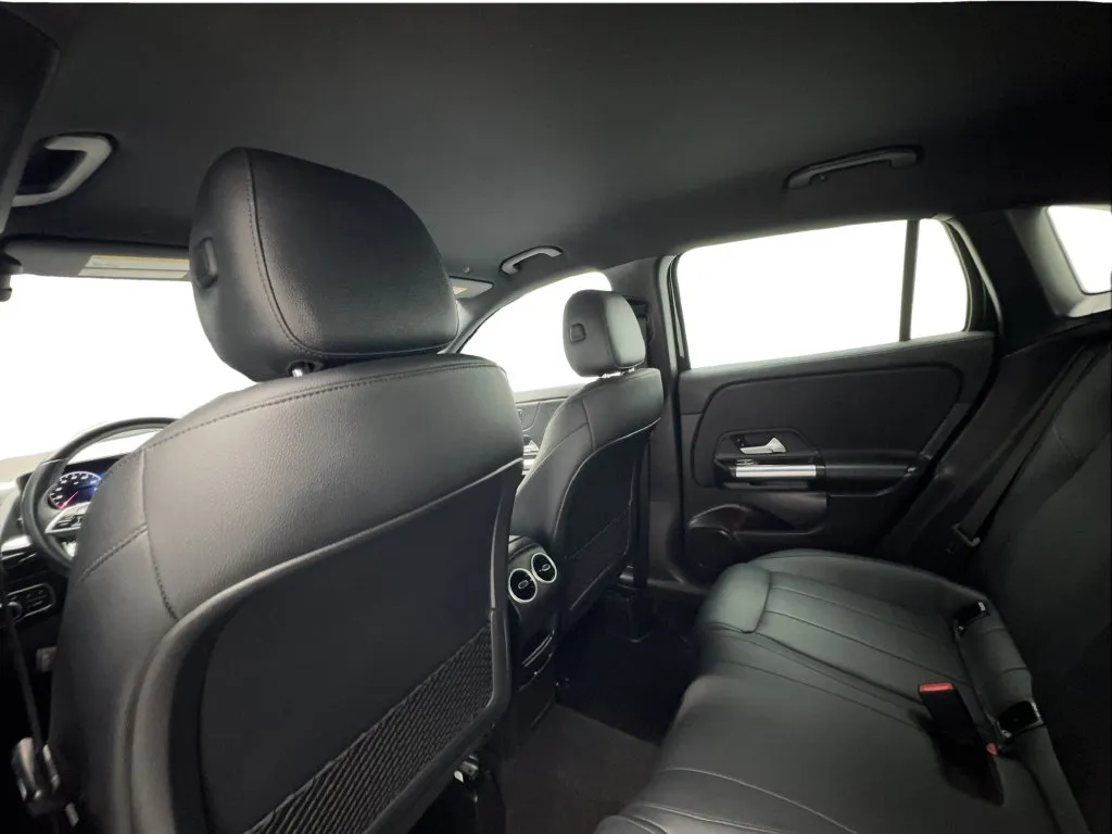Mercedes-Benz GLA photo 23