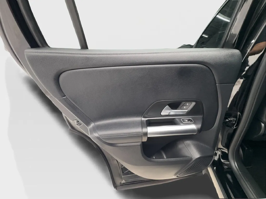 Mercedes-Benz GLA photo 26
