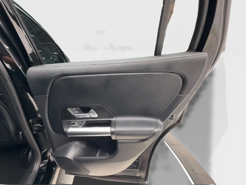 Mercedes-Benz GLA photo 29