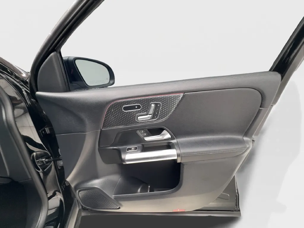 Mercedes-Benz GLA photo 33