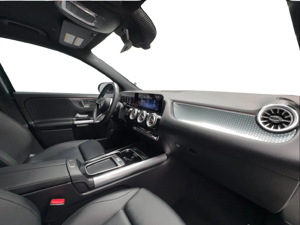 Mercedes-Benz GLA photo 32
