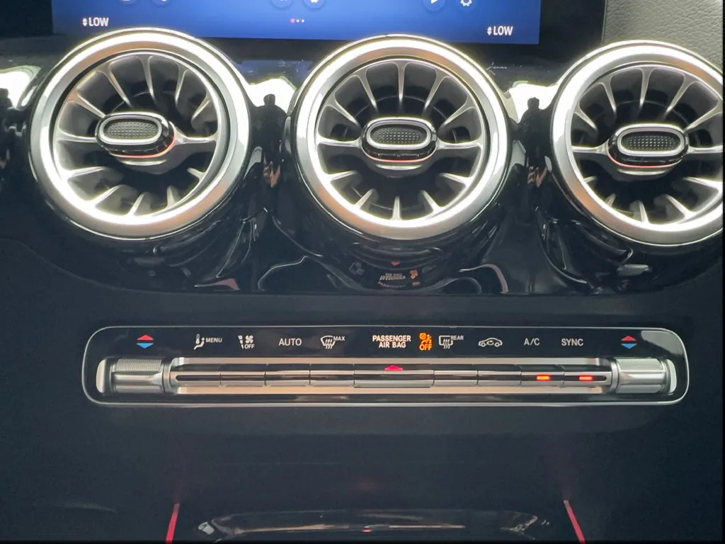 Mercedes-Benz GLA photo 47