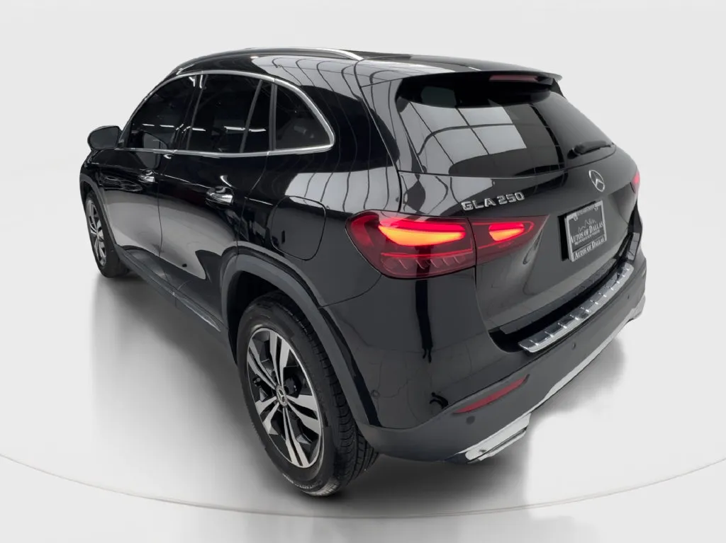 Mercedes-Benz GLA photo 11