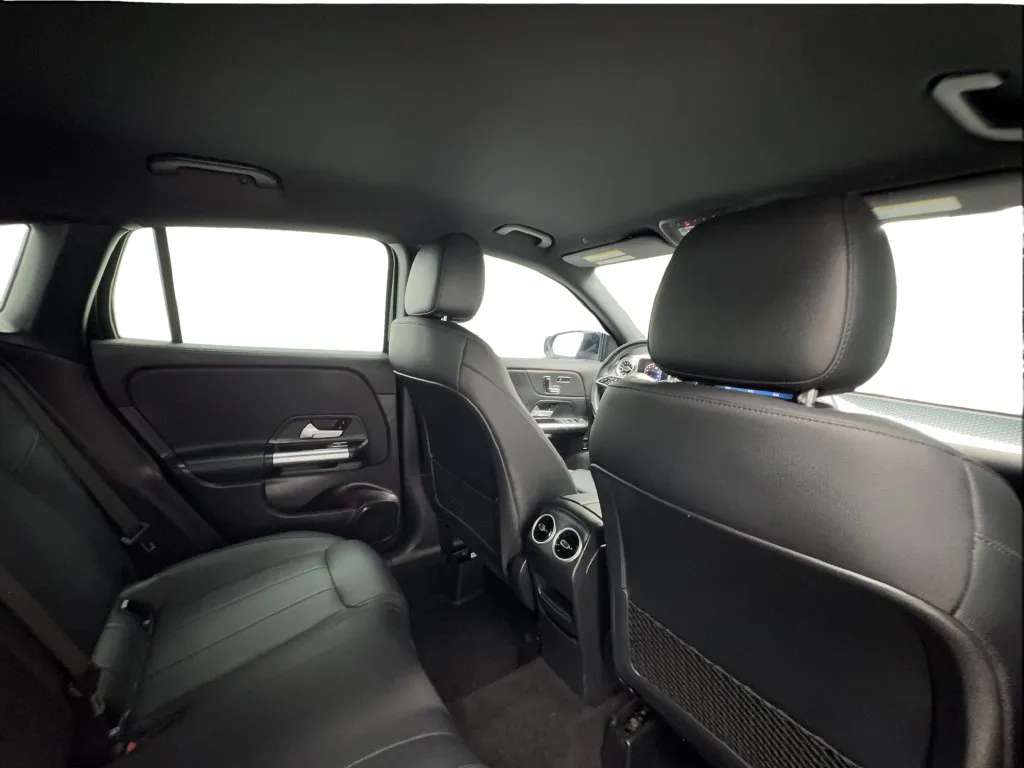 Mercedes-Benz GLA photo 27