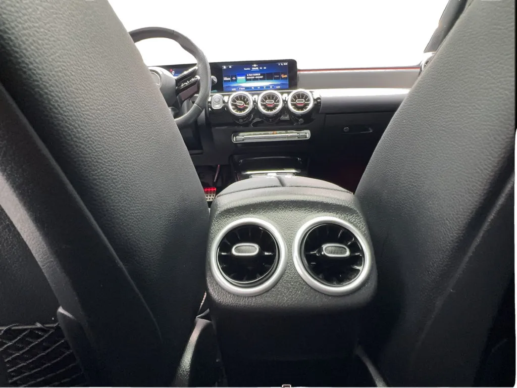 Mercedes-Benz CLA photo 40