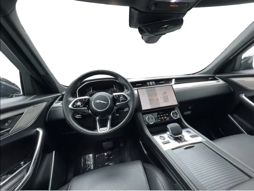 Jaguar F-PACE photo 37
