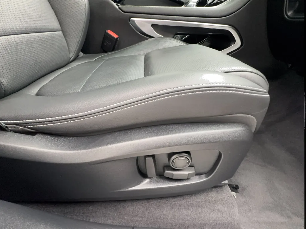 Jaguar F-PACE photo 34