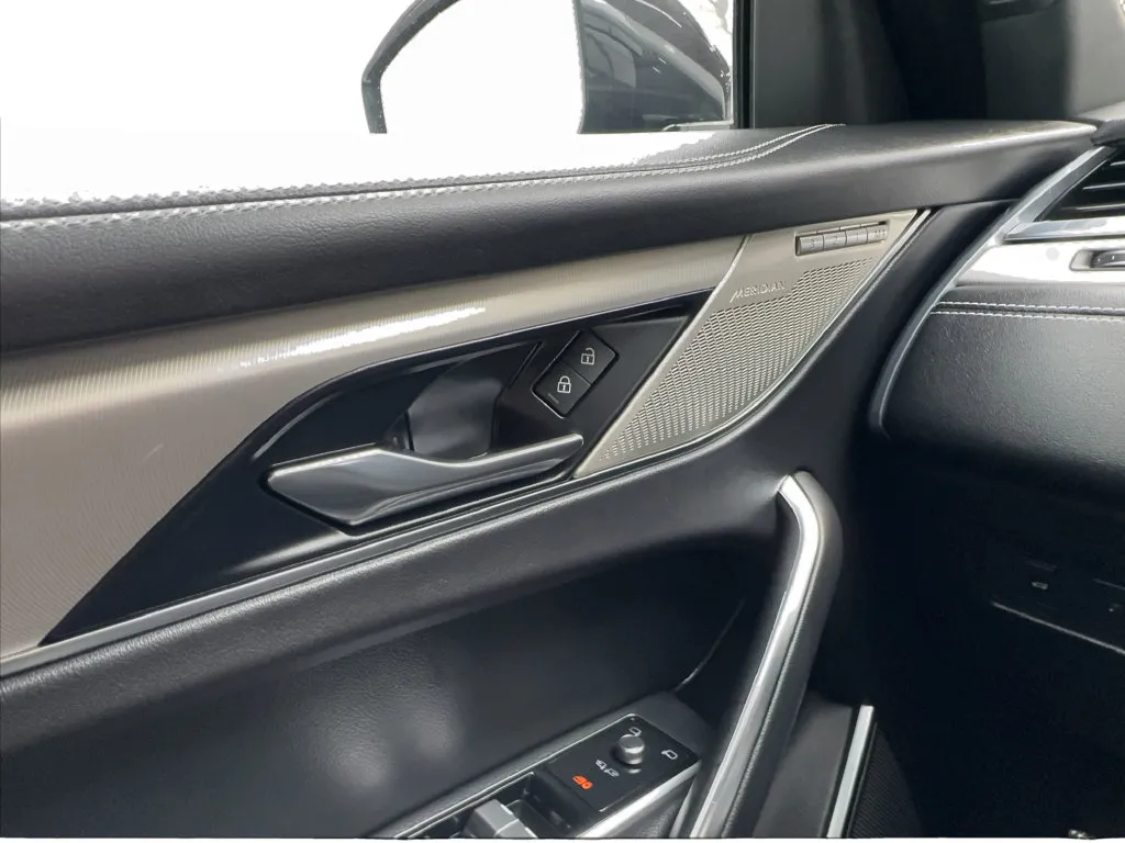 Jaguar F-PACE photo 52