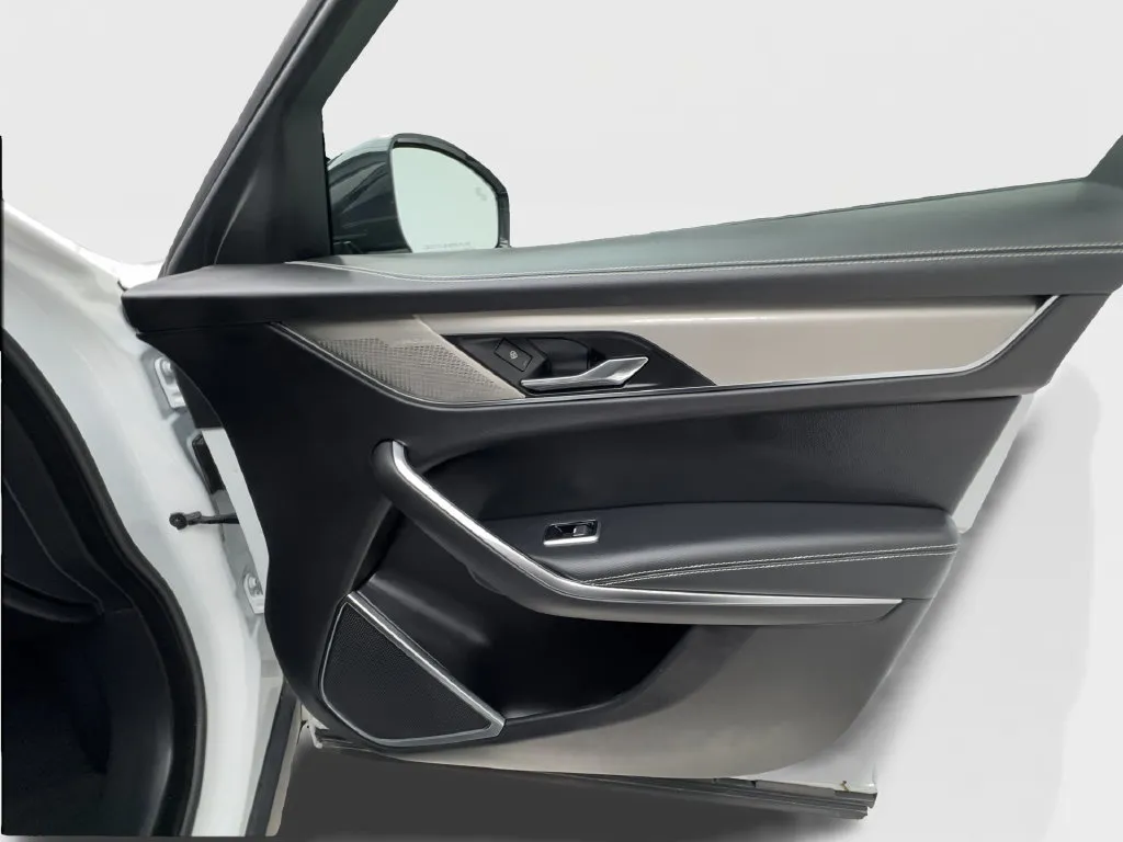 Jaguar F-PACE photo 36