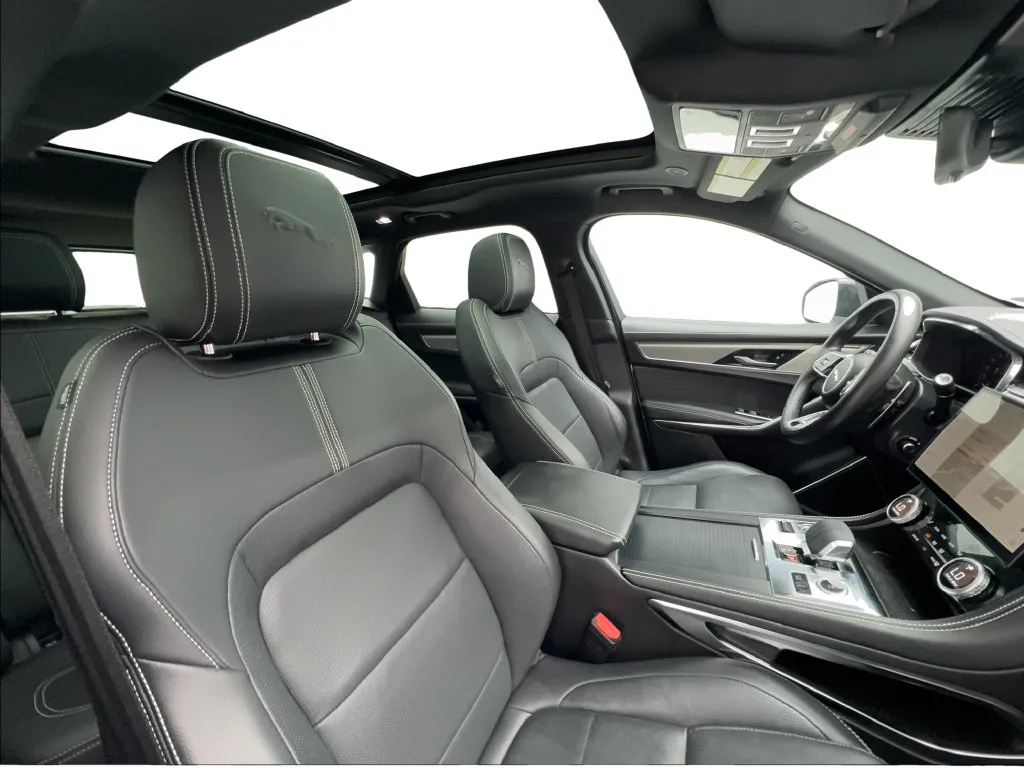 Jaguar F-PACE photo 33