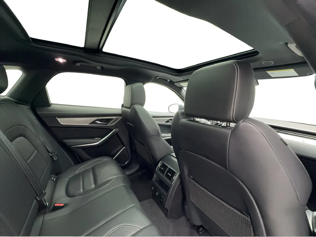 Jaguar F-PACE photo 29