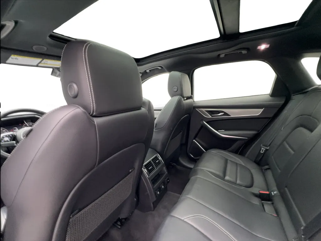 Jaguar F-PACE photo 26